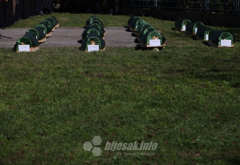 FOTO Kolektivna dženaza u Jablanici: Noć je to koja će ostati crnim slovima upisana